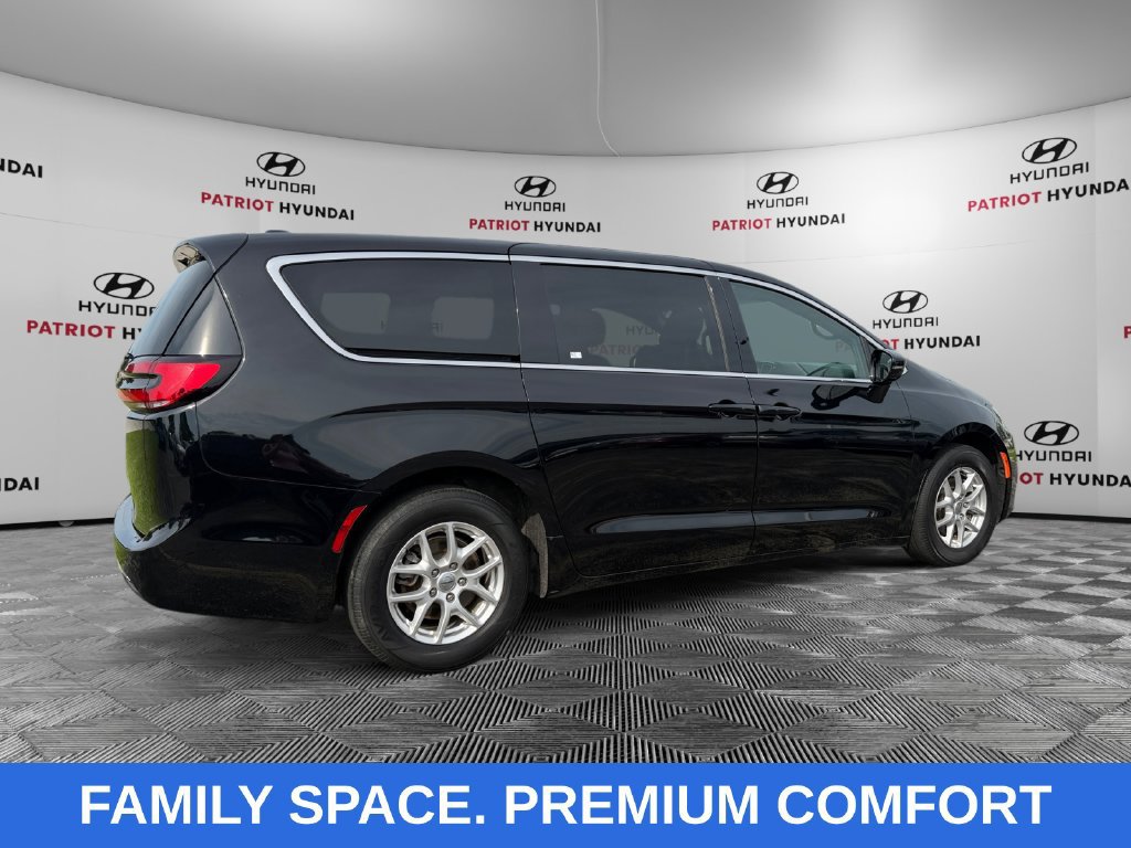 Used 2025 Chrysler Pacifica Select FWD image 3