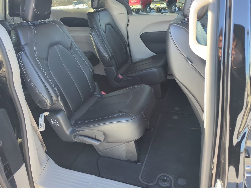Used 2024 Chrysler Pacifica Touring-L image 38