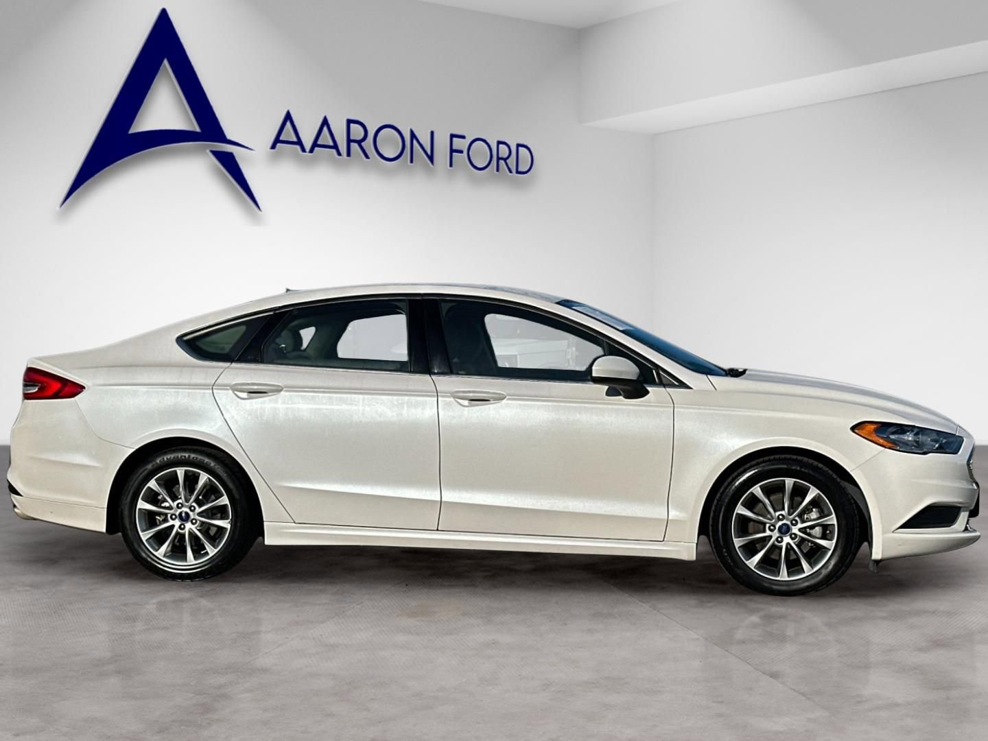 Used 2017 Ford Fusion SE w/ Fusion SE Technology Package image 6
