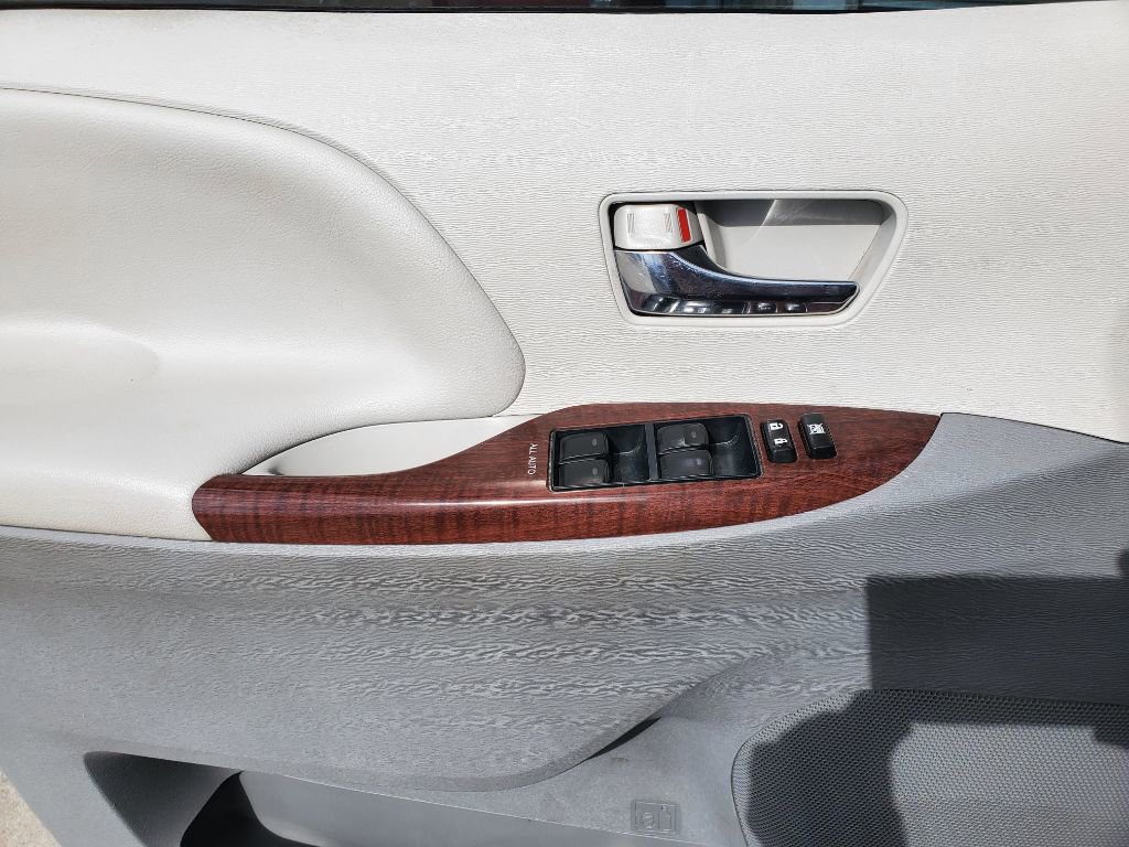 Used 2012 Toyota Sienna XLE FWD image 14