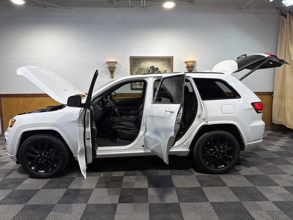 Used 2017 Jeep Grand Cherokee Altitude RWD image 12