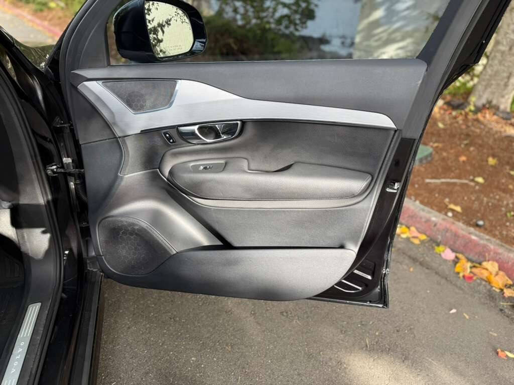 Used 2017 Volvo XC90 T6 Momentum w/ Vision Package AWD/4WD image 27