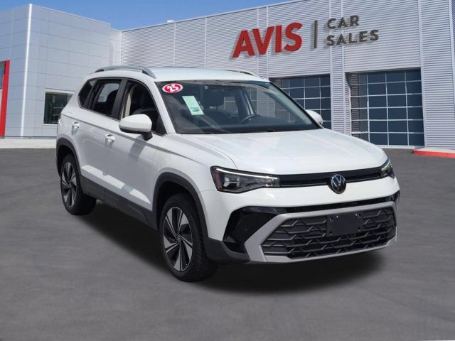 Used 2025 Volkswagen Taos SE AWD/4WD image 3