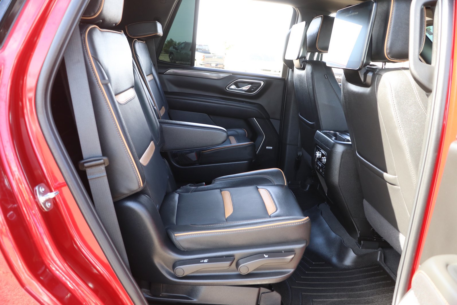 Used 2024 GMC Yukon AT4 w/ Technology Package AWD/4WD image 30