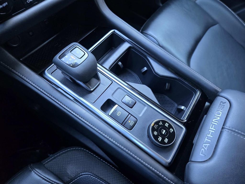 Used 2023 Nissan Pathfinder SL w/ Black Appearance Package image 32