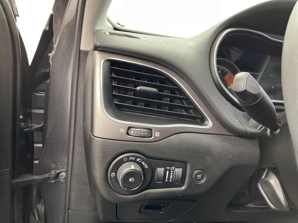 Used 2021 Jeep Cherokee Latitude Lux w/ Comfort/Convenience Group image 13