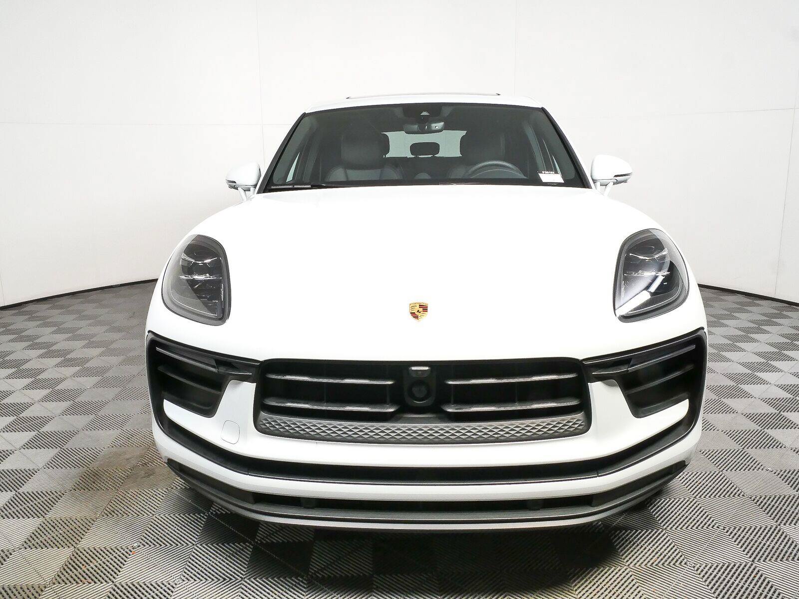 Certified 2025 Porsche Macan Turbo AWD/4WD image 37