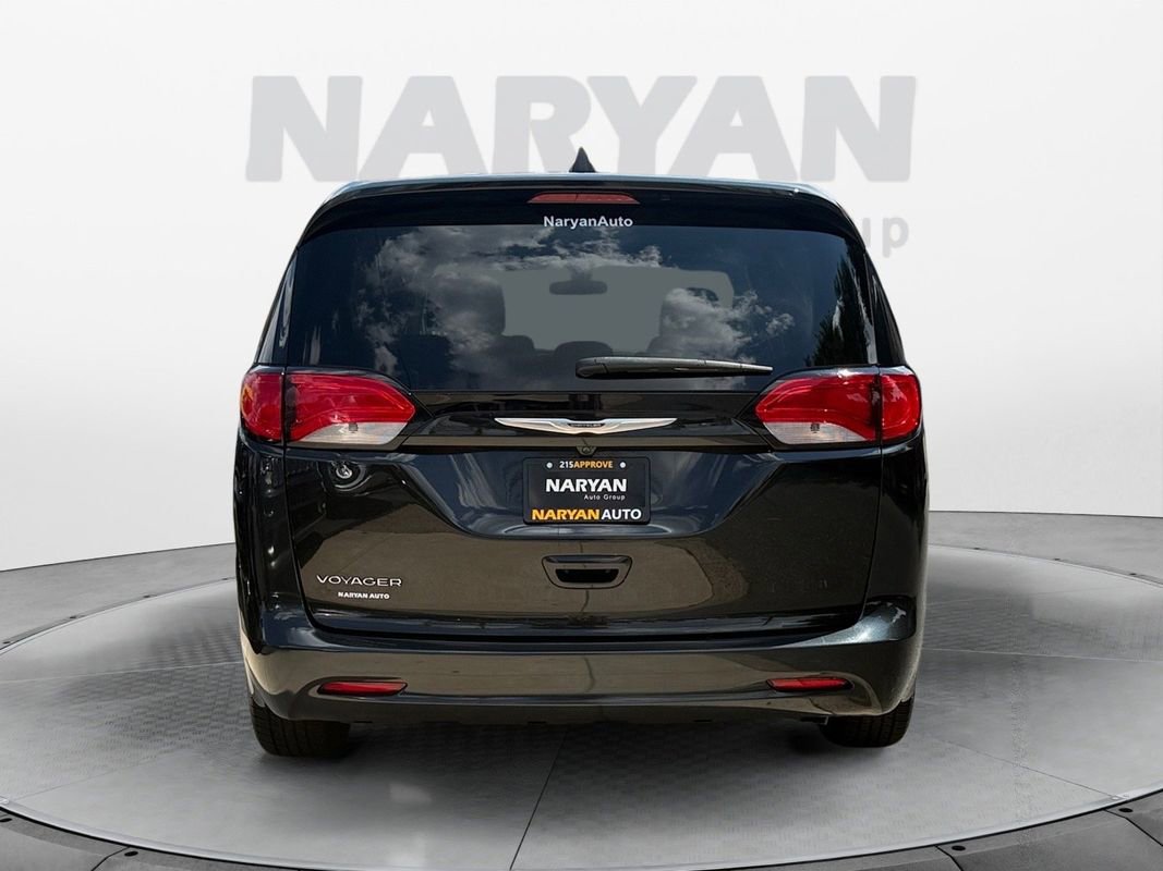 Used 2022 Chrysler Voyager LX image 4