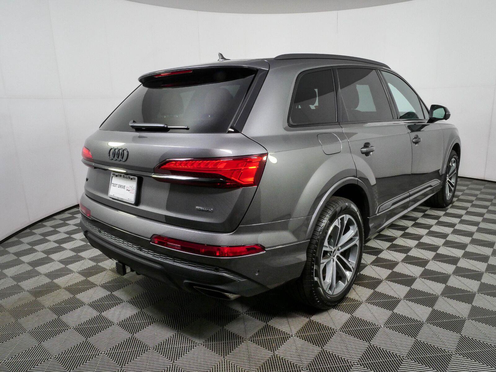 Used 2026 Audi Q7 3.0T Premium w/ Convenience Plus Package AWD/4WD image 3