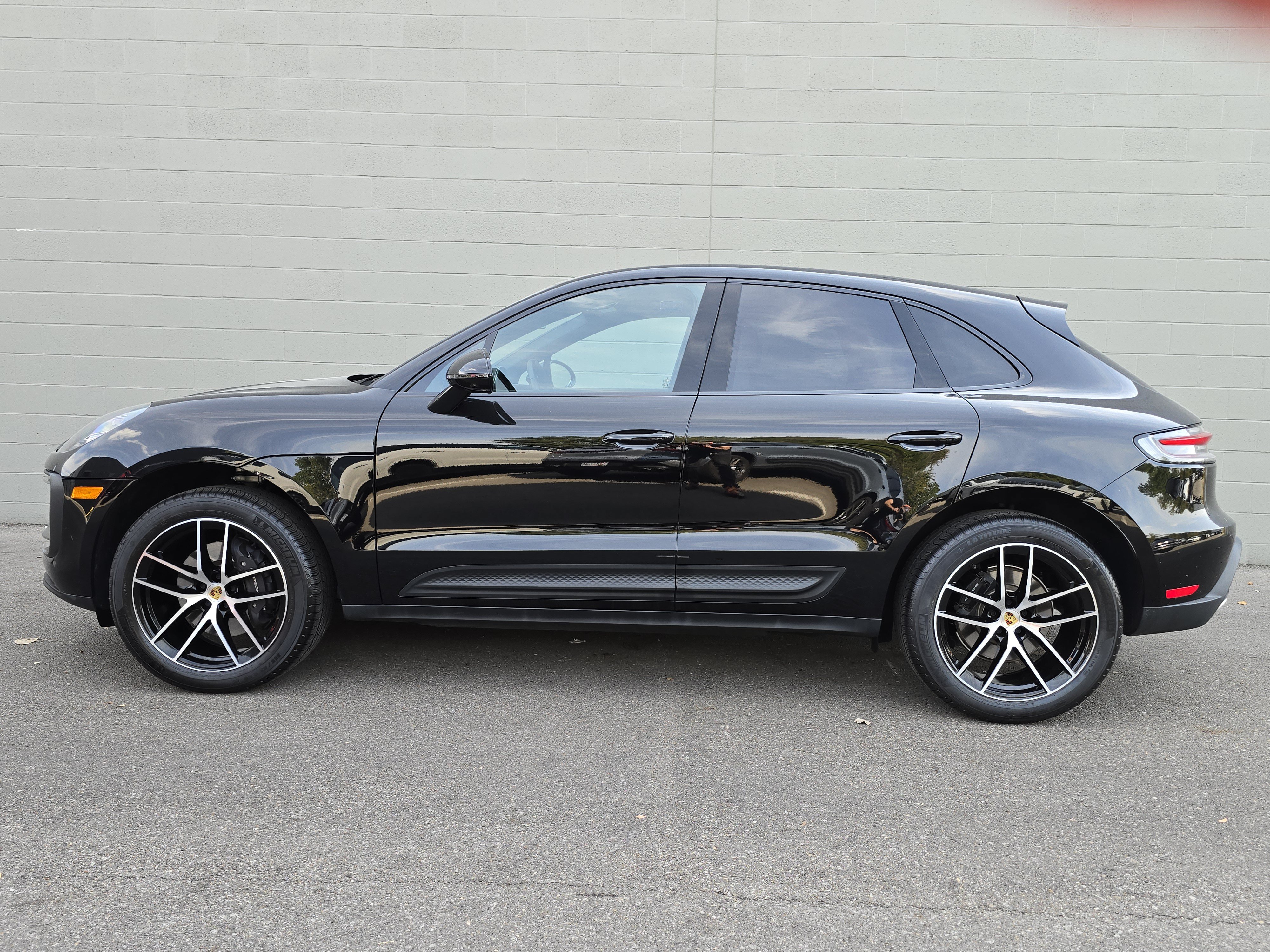 Certified 2026 Porsche Macan AWD/4WD image 2