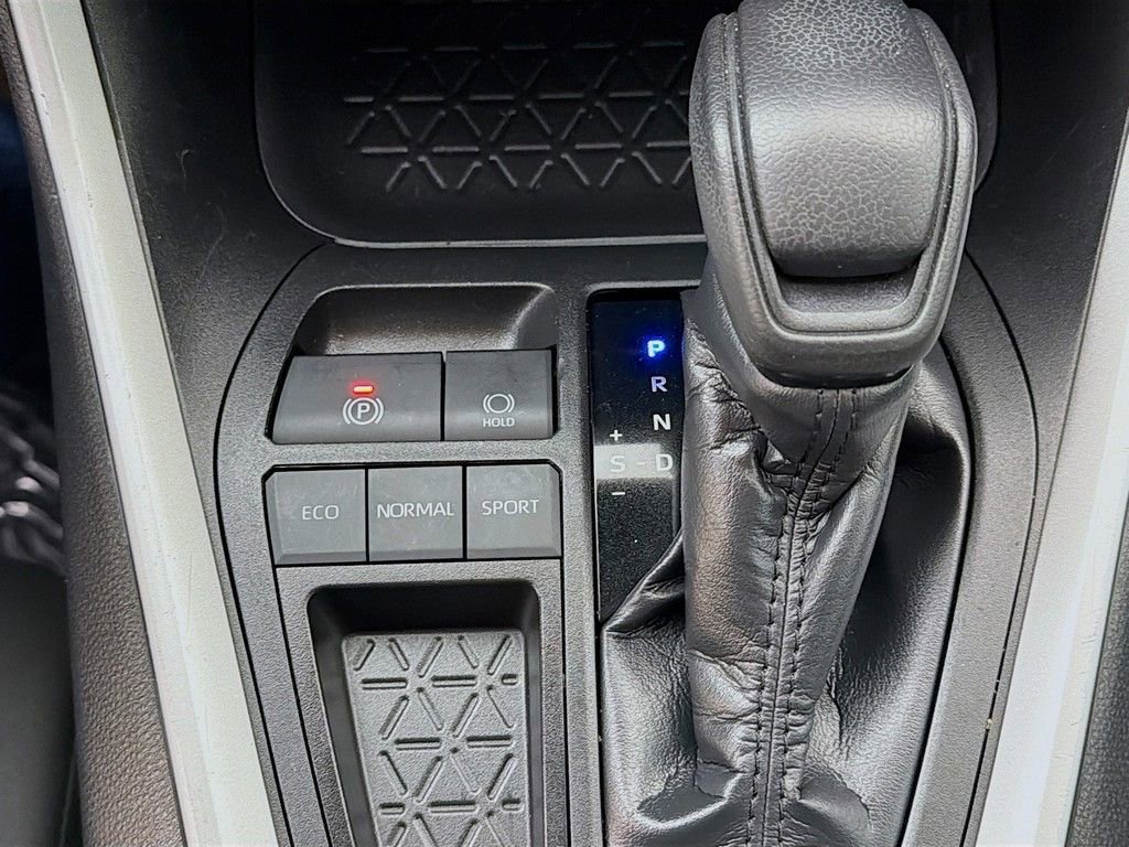 Used 2020 Toyota RAV4 LE image 32