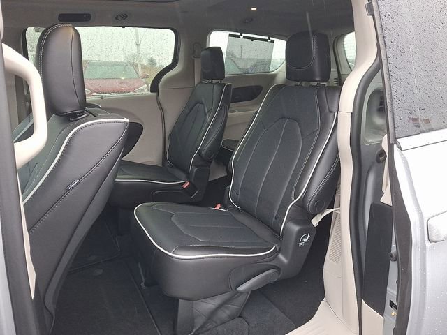 Used 2023 Chrysler Pacifica Limited w/ Uconnect Theater Family Group image 10