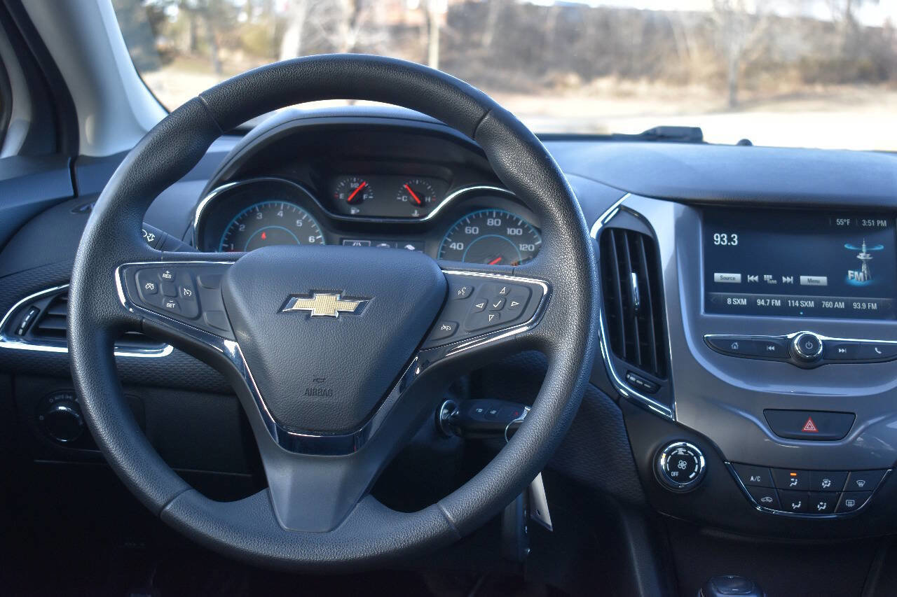 Used 2017 Chevrolet Cruze LT FWD image 19