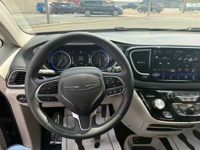Used 2023 Chrysler Pacifica Touring-L image 22