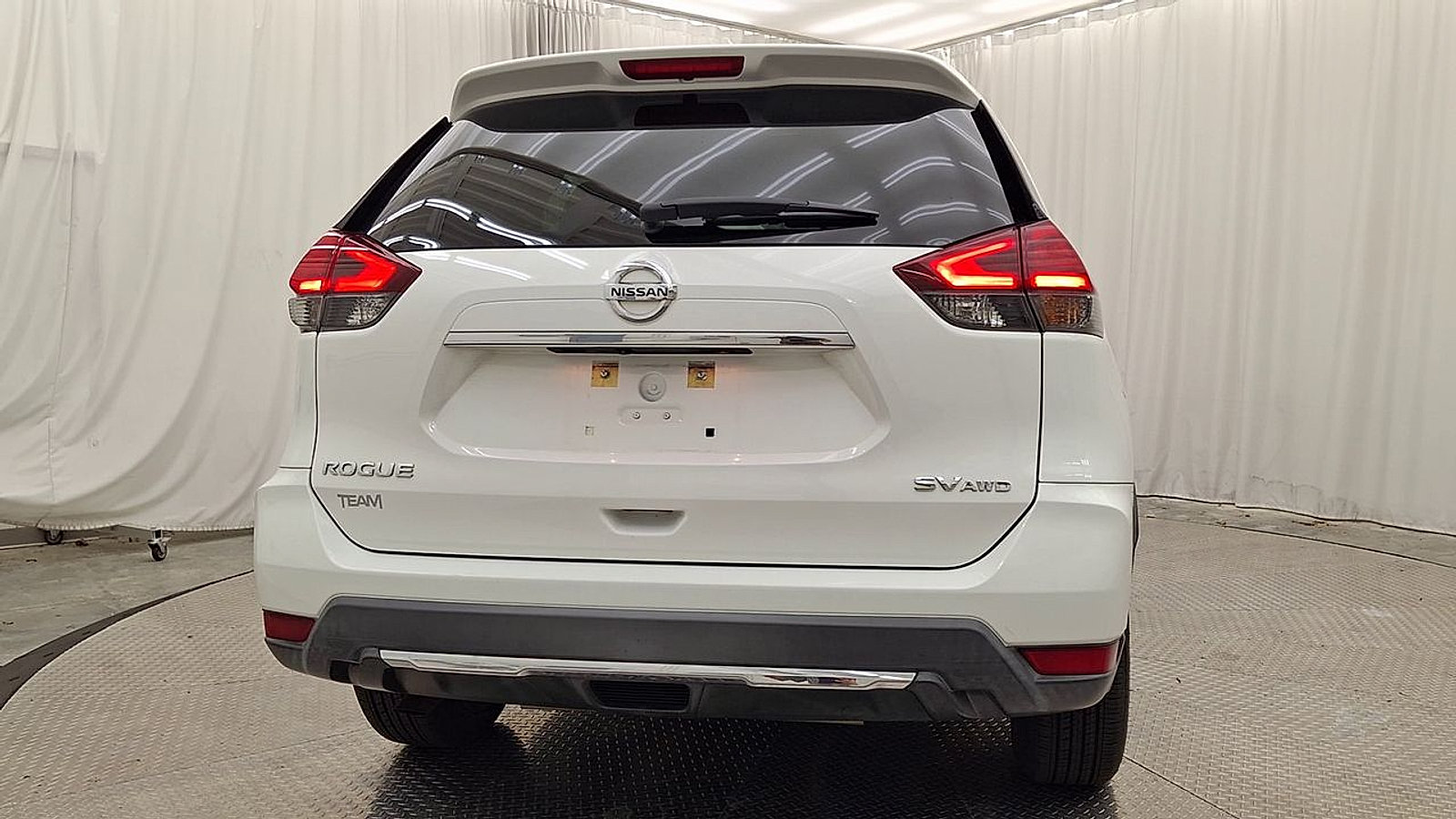 Used 2017 Nissan Rogue SV AWD/4WD image 2