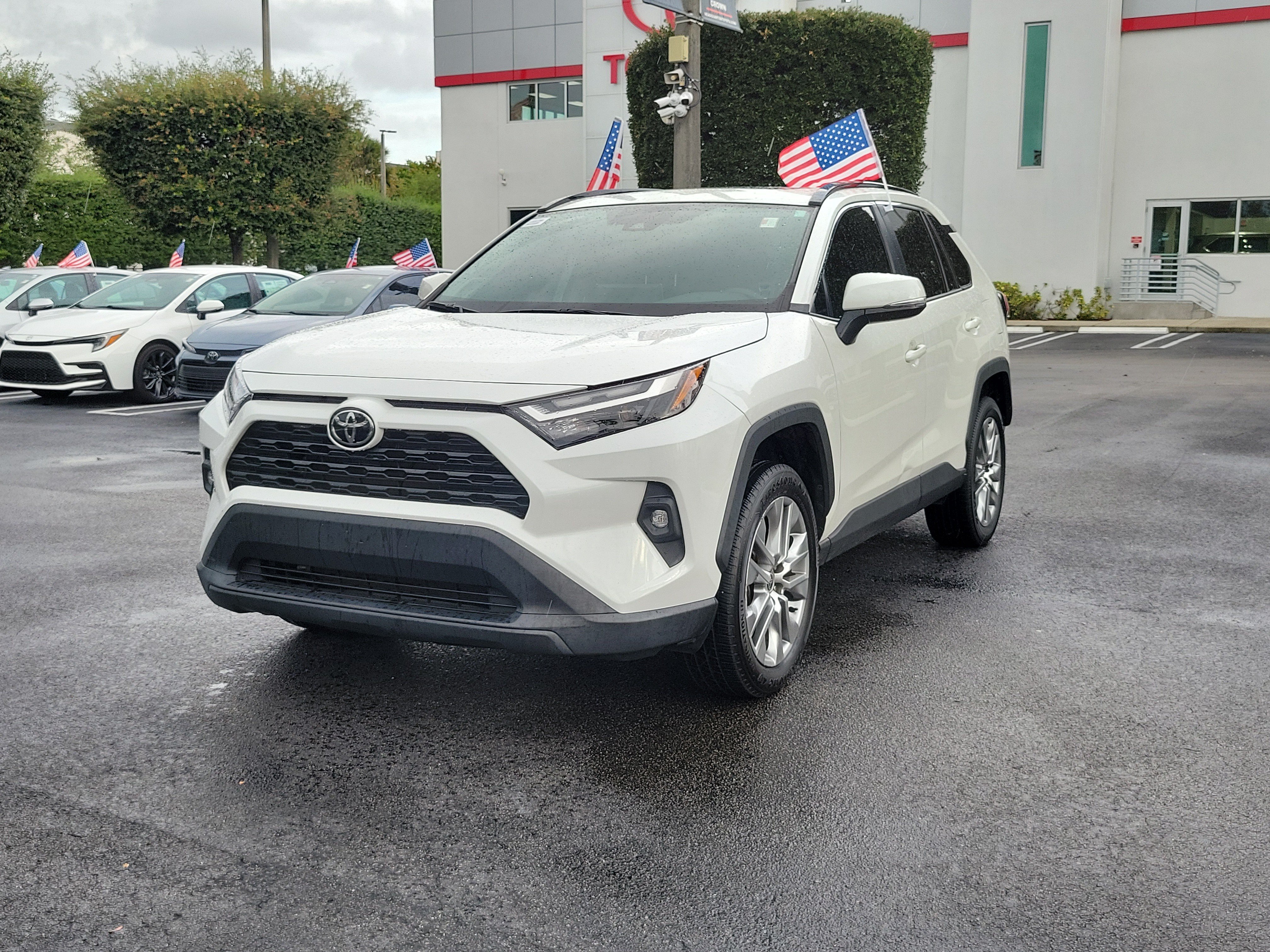 Used 2022 Toyota RAV4 XLE Premium FWD image 5