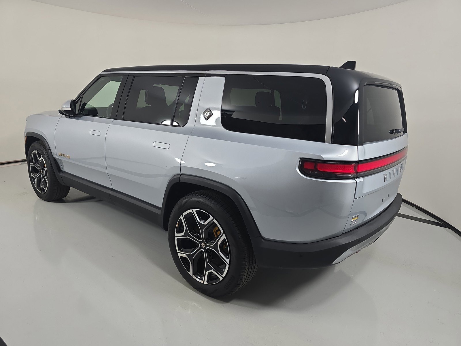 Used 2023 Rivian R1S Adventure AWD/4WD image 3