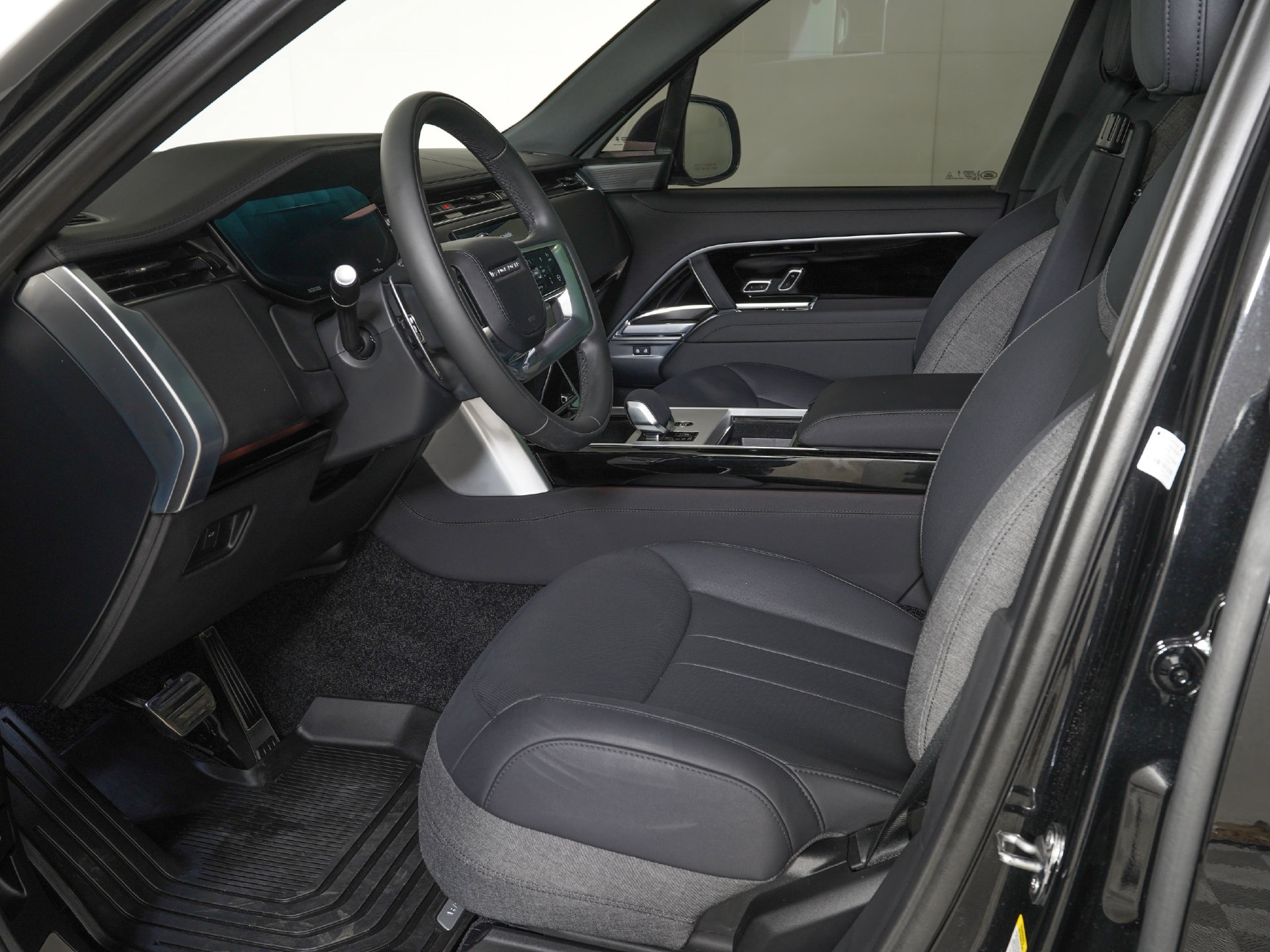 Used 2025 Land Rover Range Rover SE AWD/4WD image 14