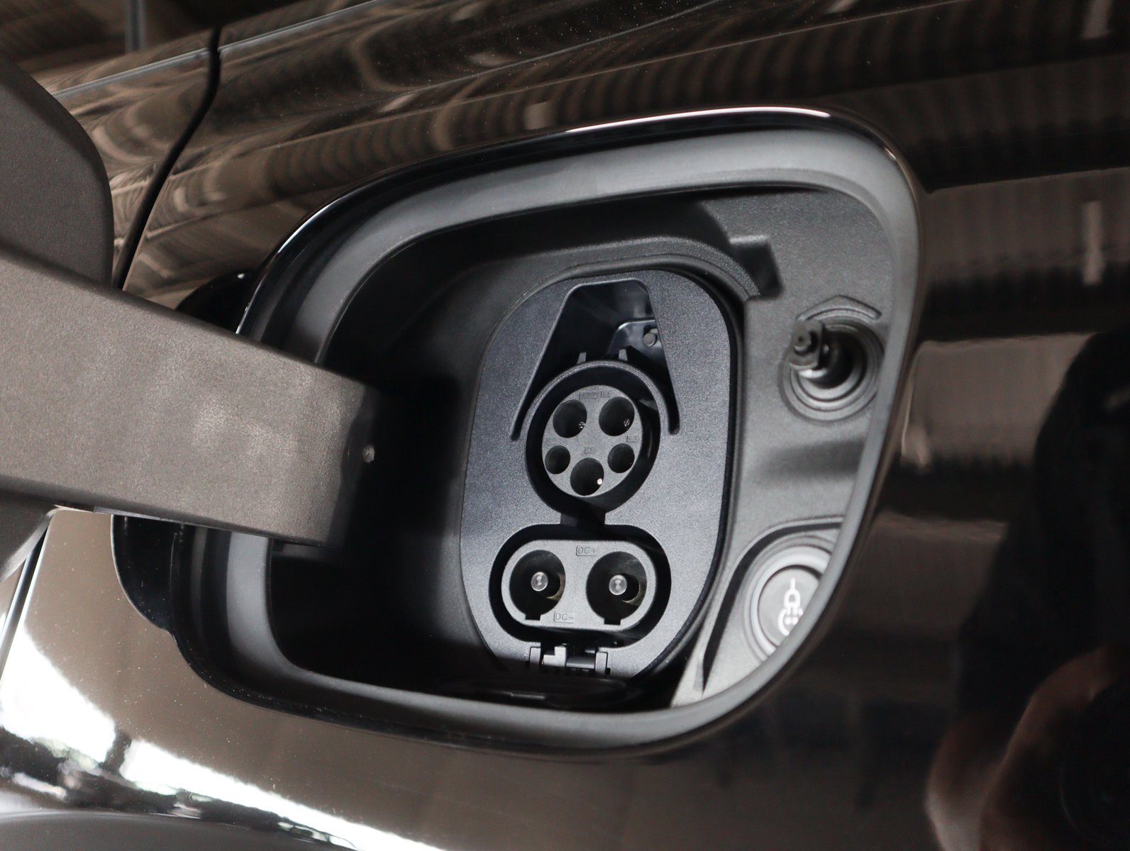 Used 2025 Porsche Macan Turbo Electric image 13