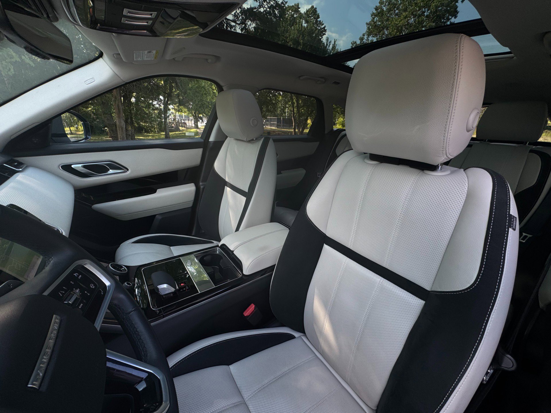 Used 2023 Land Rover Range Rover Velar R-Dynamic S image 11