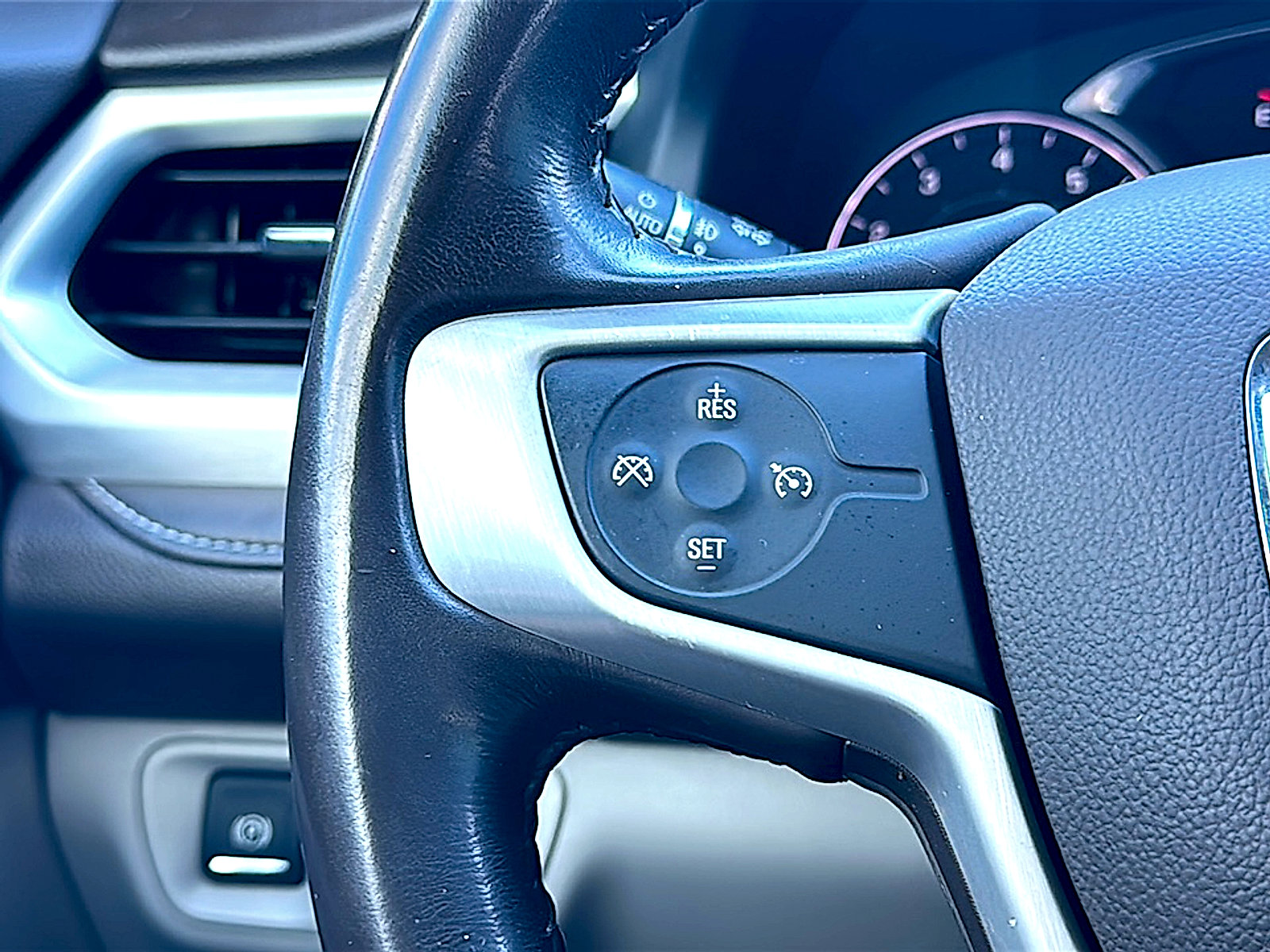 Used 2019 GMC Acadia SLT image 30