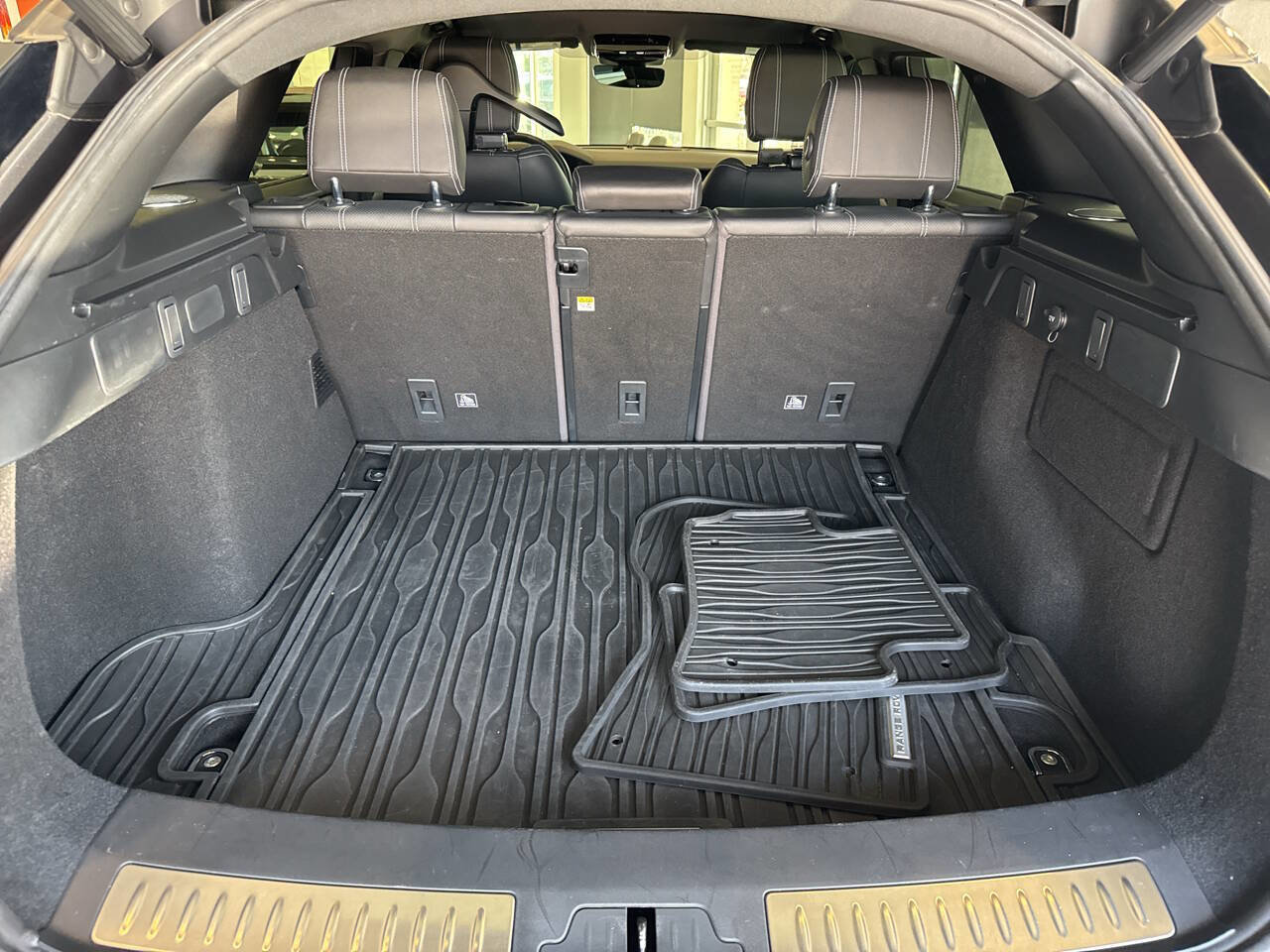 Used 2019 Land Rover Range Rover Velar R-Dynamic SE image 28