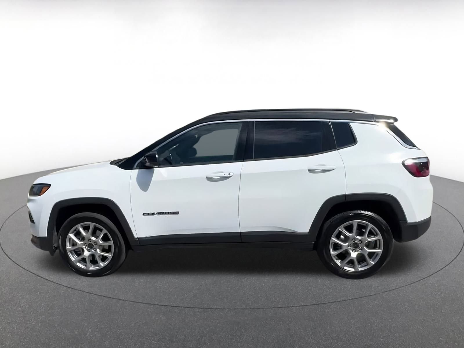 Used 2025 Jeep Compass Limited image 9