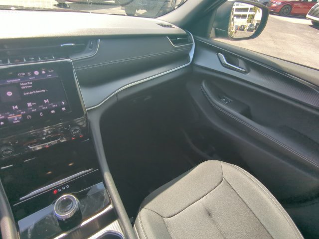 Used 2025 Jeep Grand Cherokee Laredo w/ Luxury Tech Group I RWD image 17