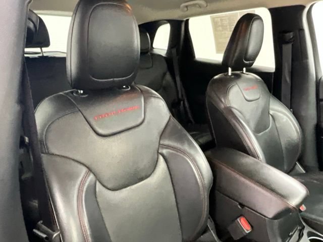Used 2017 Jeep Cherokee Trailhawk AWD/4WD image 14