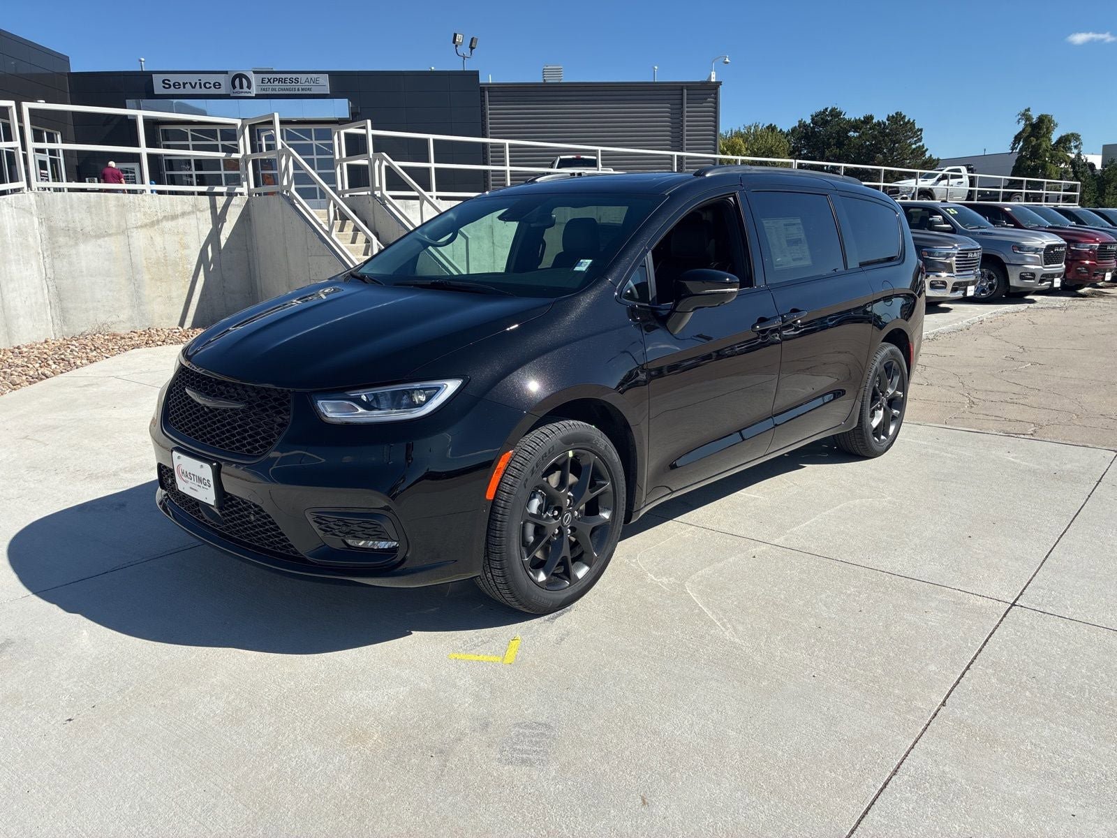 New 2026 Chrysler Pacifica Limited w/ Uconnect Theater Family Group image 1