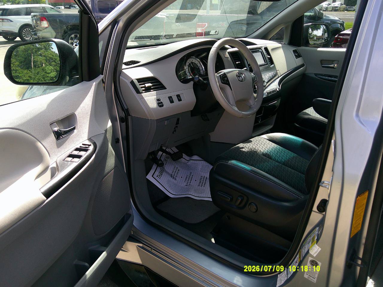Used 2014 Toyota Sienna SE FWD image 7