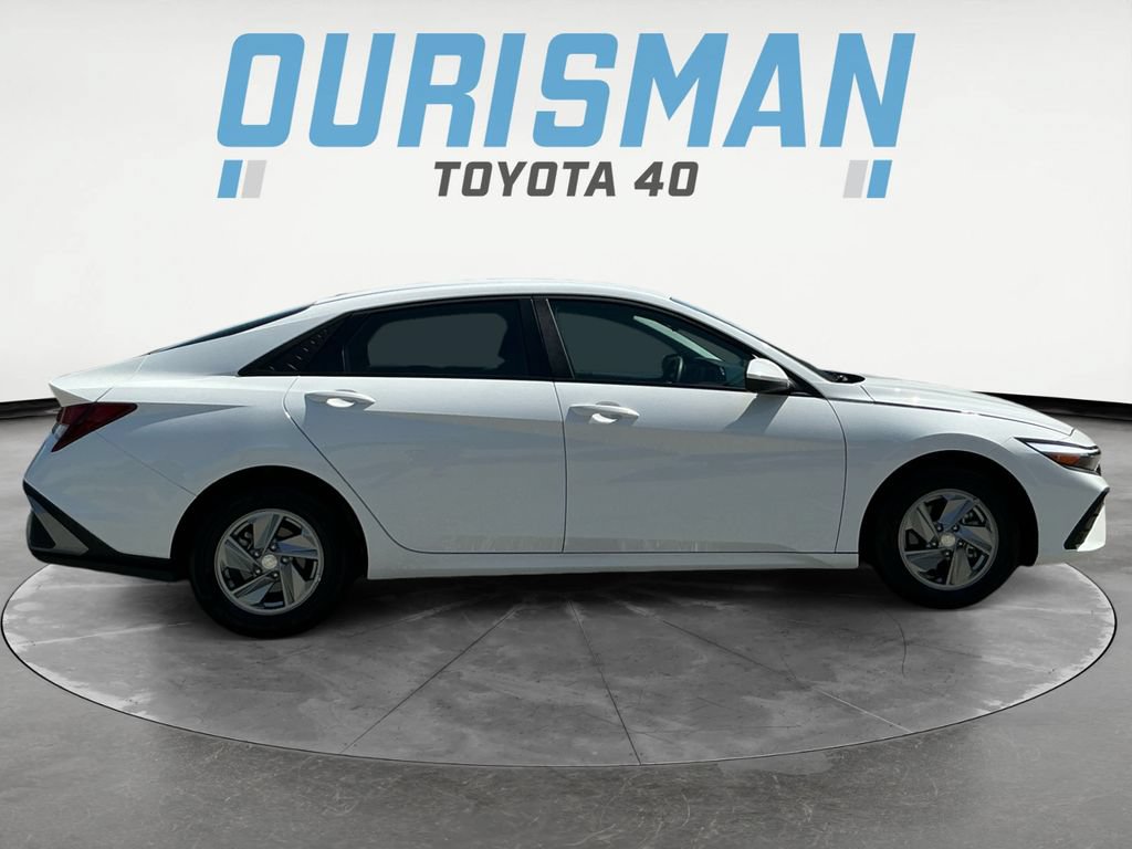 Used 2026 Hyundai Elantra SE FWD image 8