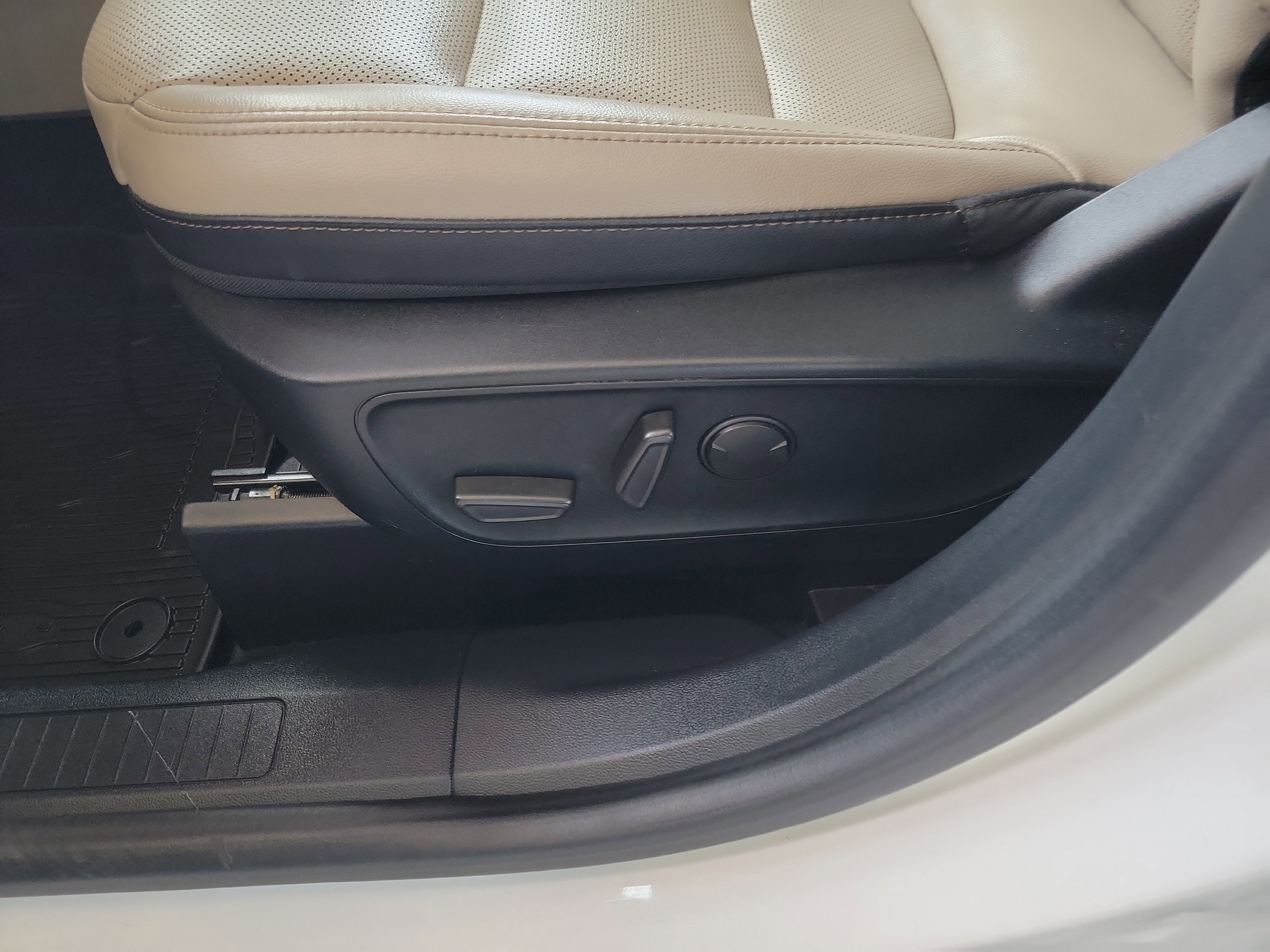 Used 2020 Ford Escape SEL image 23