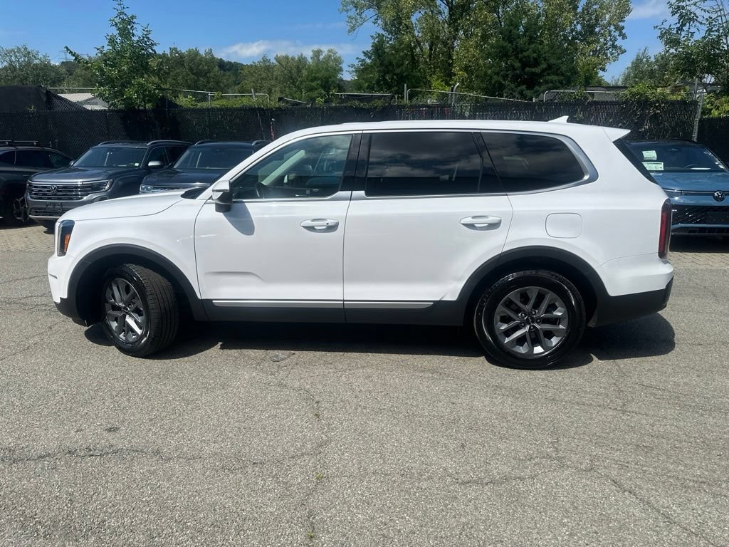 Used 2024 Kia Telluride LX AWD/4WD image 3