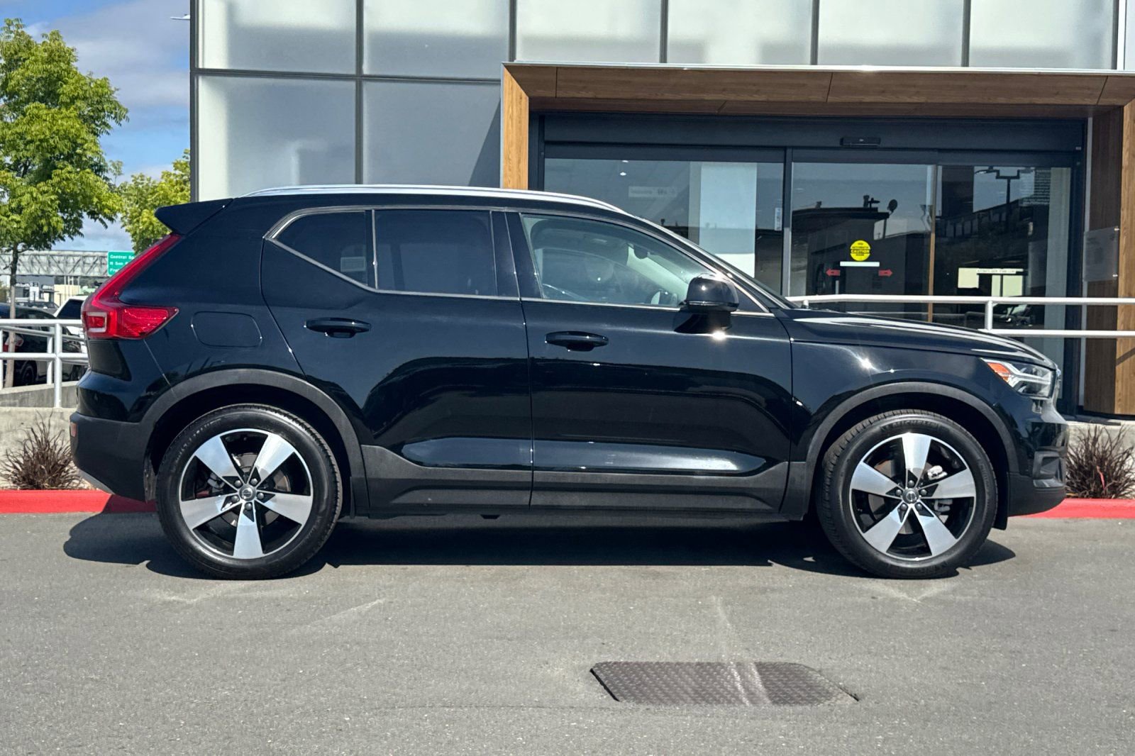 Used 2021 Volvo XC40 T5 Momentum w/ Premium Package AWD/4WD image 8