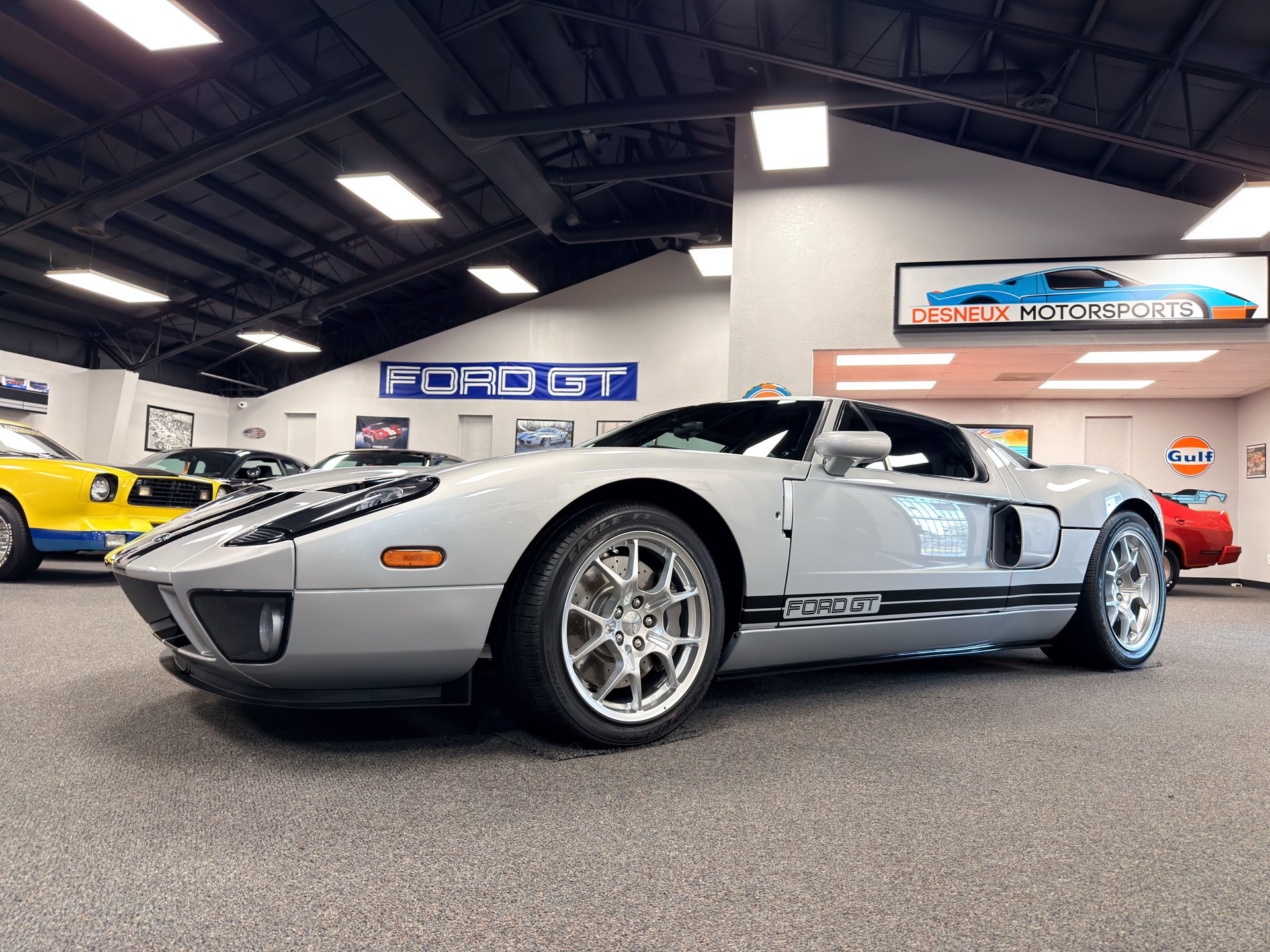 Used 2005 Ford GT RWD image 33