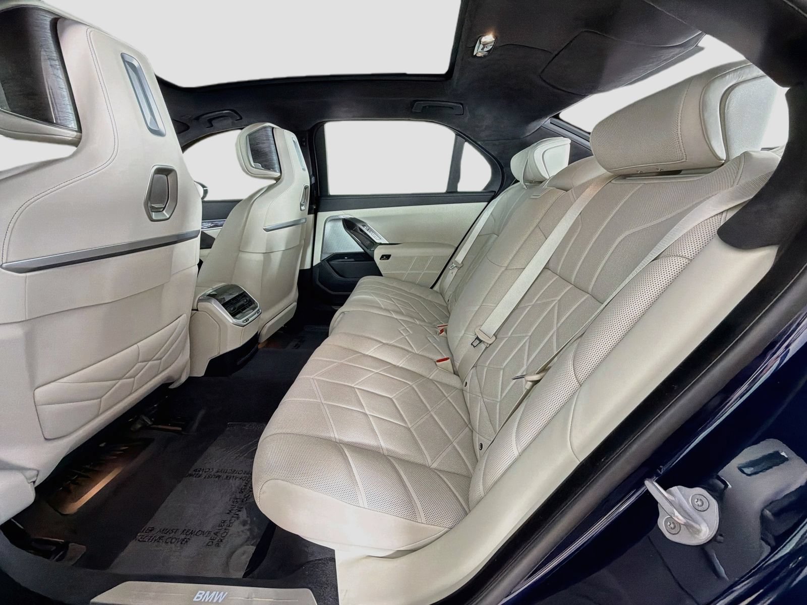Certified 2024 BMW i7 eDrive50 w/ Executive Package RWD image 26