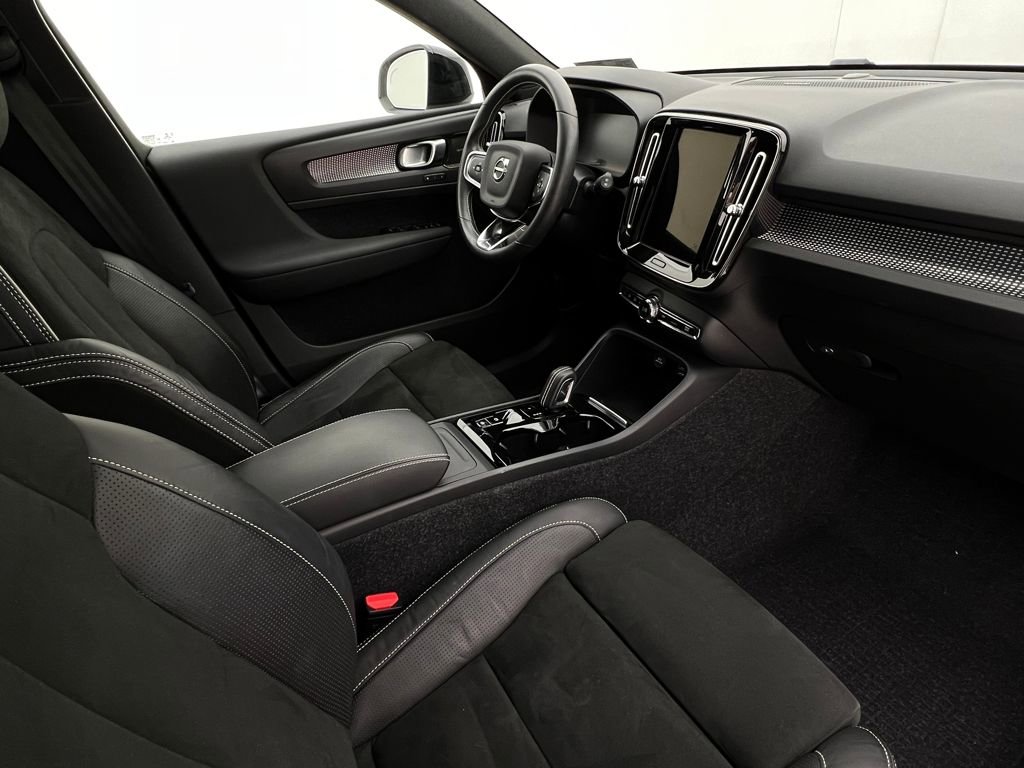 Used 2021 Volvo XC40 T5 R-Design image 18