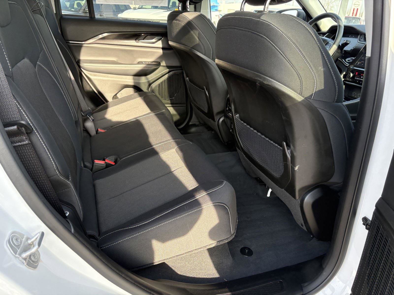 Used 2023 Jeep Grand Cherokee Laredo w/ Luxury Tech Group I image 12