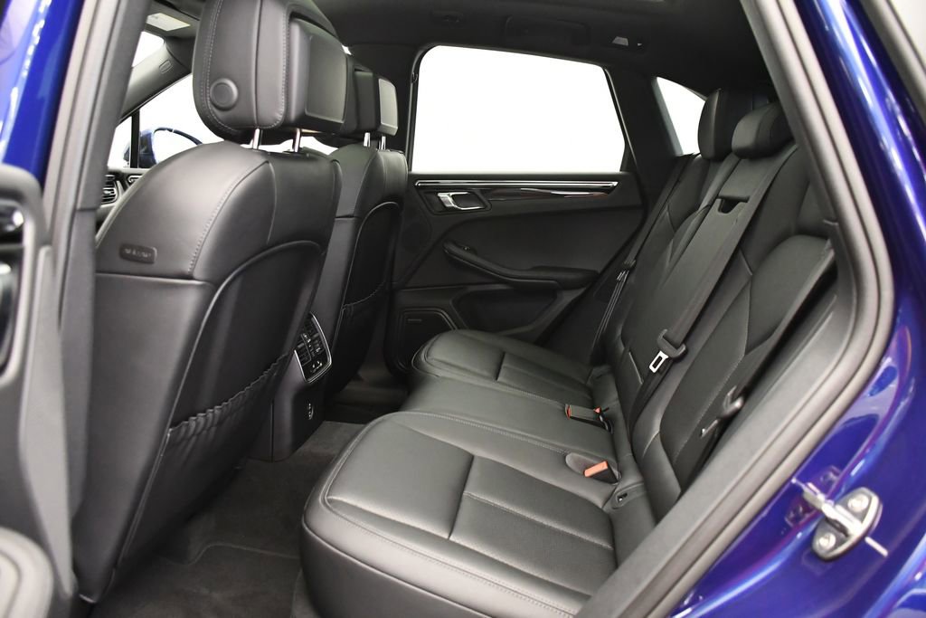Certified 2025 Porsche Macan AWD/4WD image 43