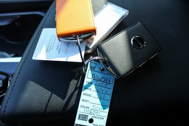 Used 2025 Volvo V60 B5 Cross Country Plus image 32