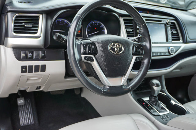 Used 2019 Toyota Highlander XLE FWD image 9