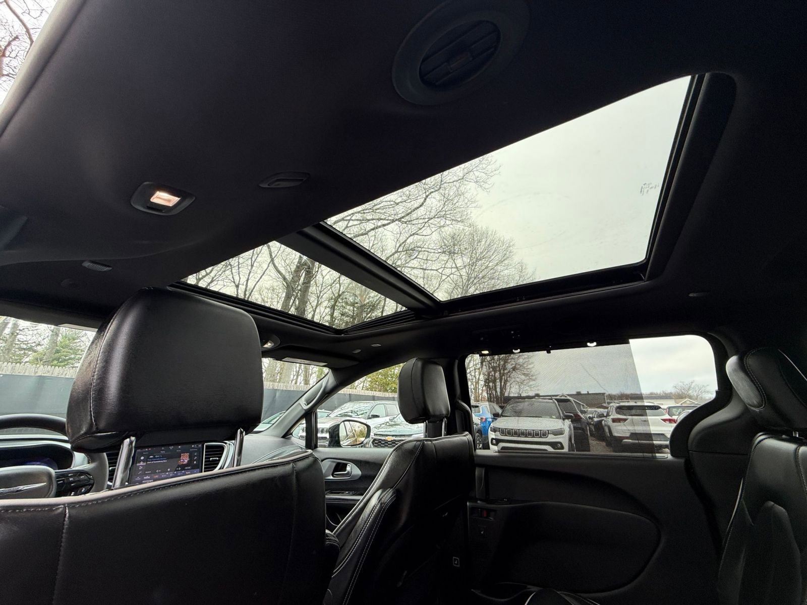 Used 2025 Chrysler Pacifica Limited image 31