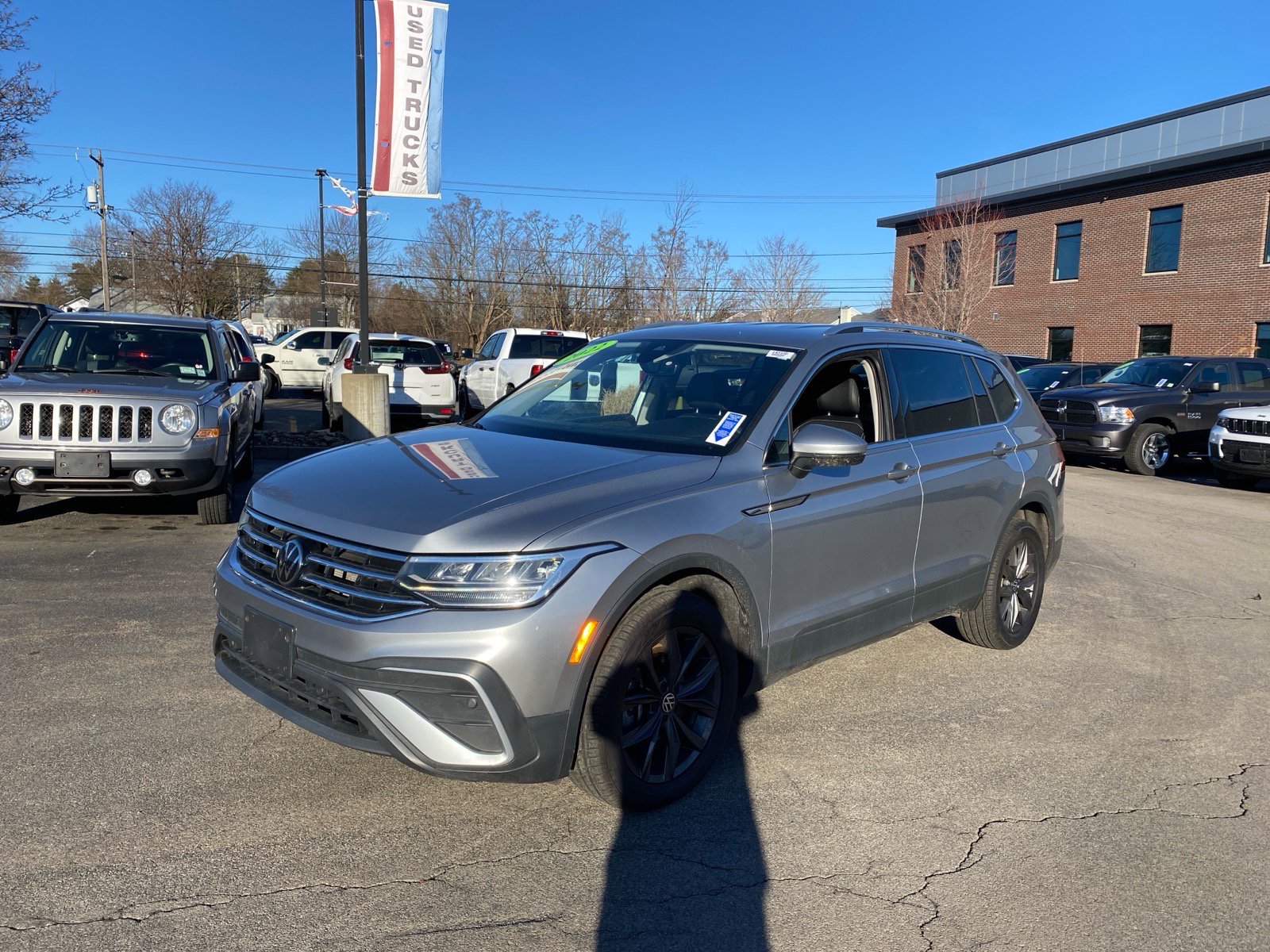 Used 2022 Volkswagen Tiguan SE image 3