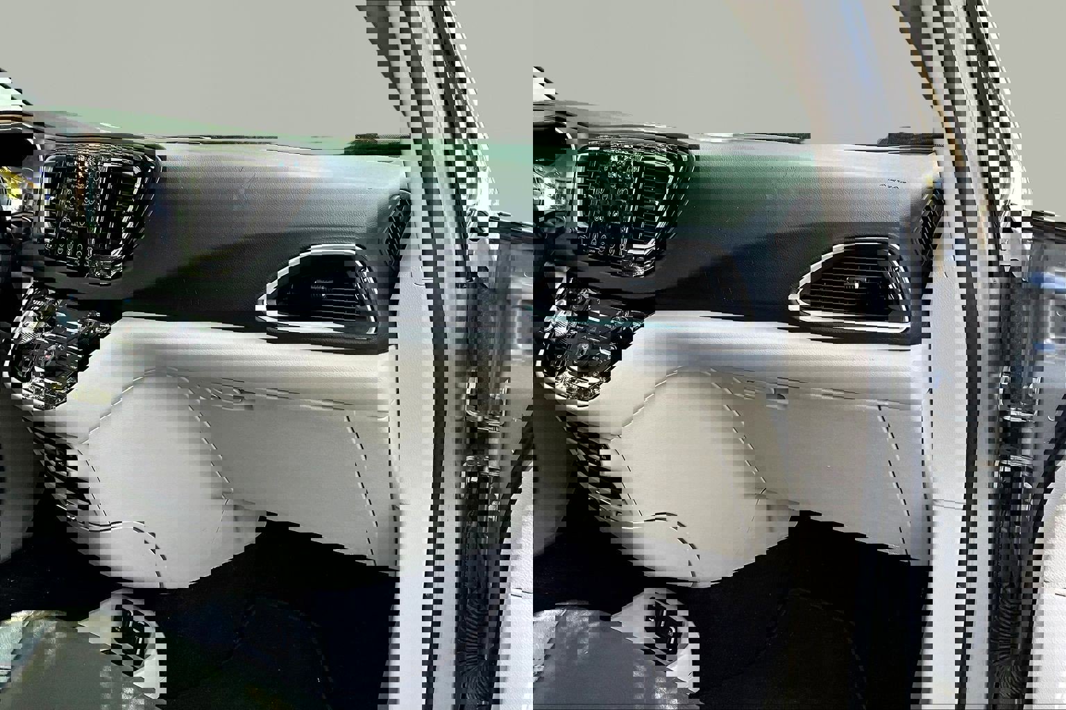 Used 2018 Chrysler Pacifica Touring-L image 25