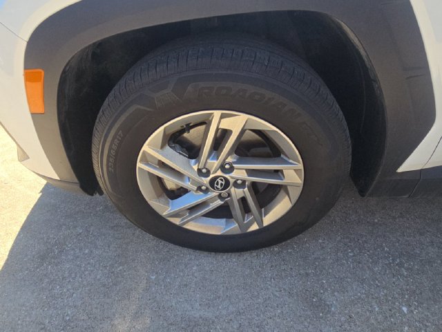 Used 2025 Hyundai Tucson SE FWD image 2