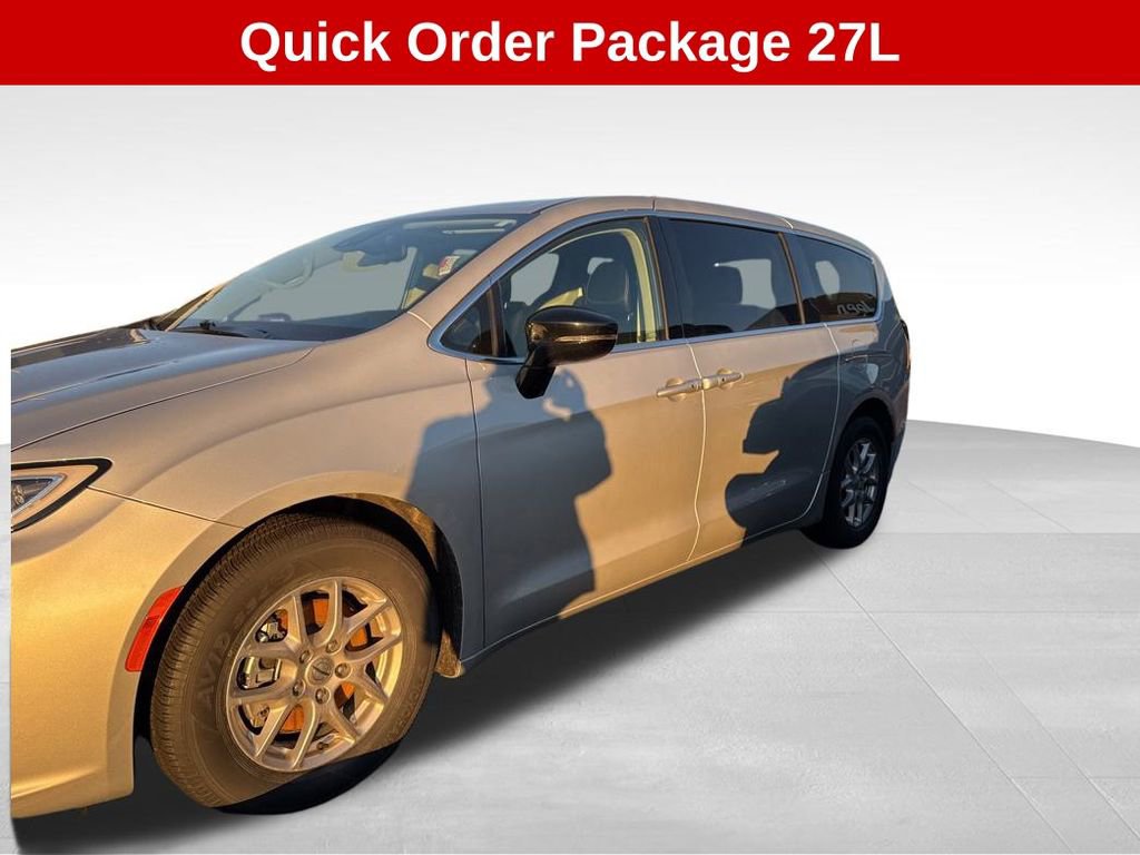 Used 2024 Chrysler Pacifica Touring-L w/ Uconnect Theater Family Group image 2