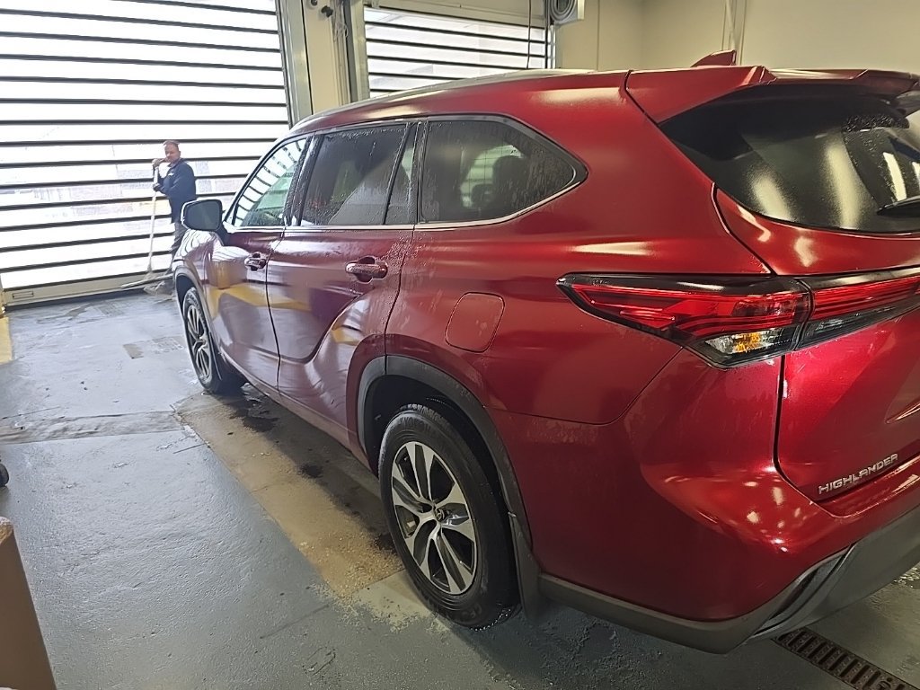 Used 2020 Toyota Highlander XLE AWD/4WD image 4
