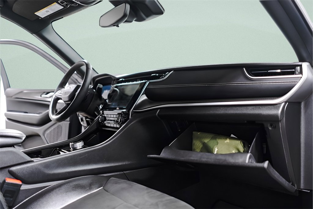 Used 2023 Jeep Grand Cherokee Altitude image 38