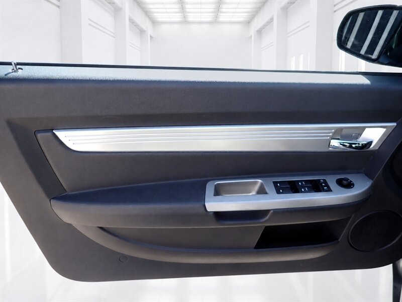 Used 2010 Chrysler Sebring Touring FWD image 30
